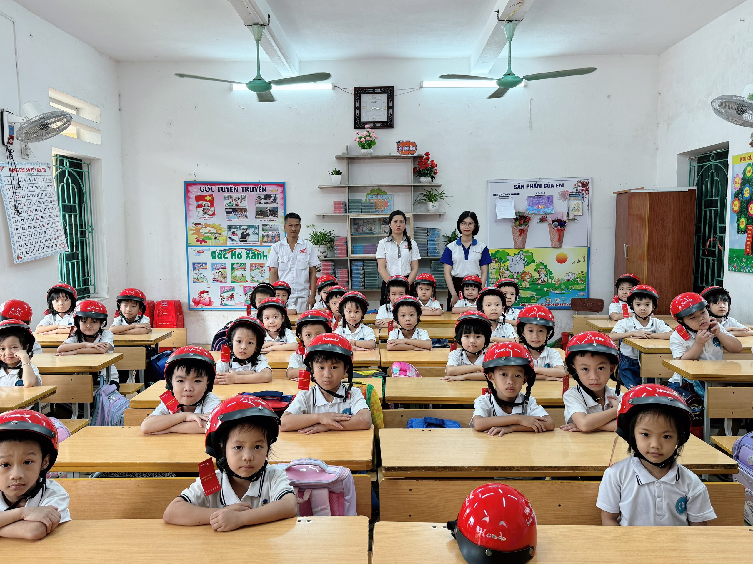 Việc tặng mũ này sẽ khuyến khích các em nhỏ thực hiện hành vi an toàn giao thông