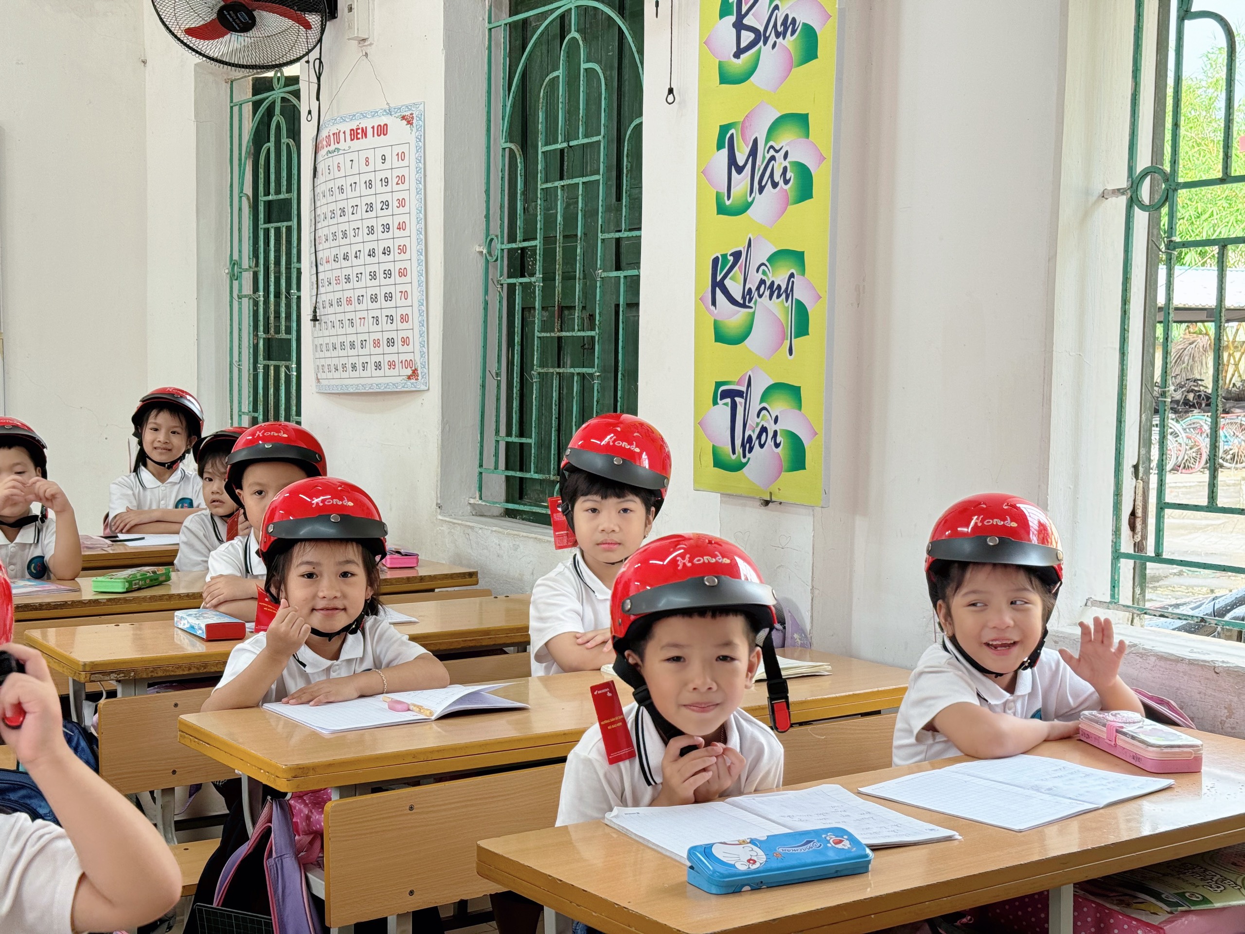 Mỗi em nhỏ sẽ được tặng một chiếc nón bảo hiểm và hướng dẫn sử dụng đúng cách 