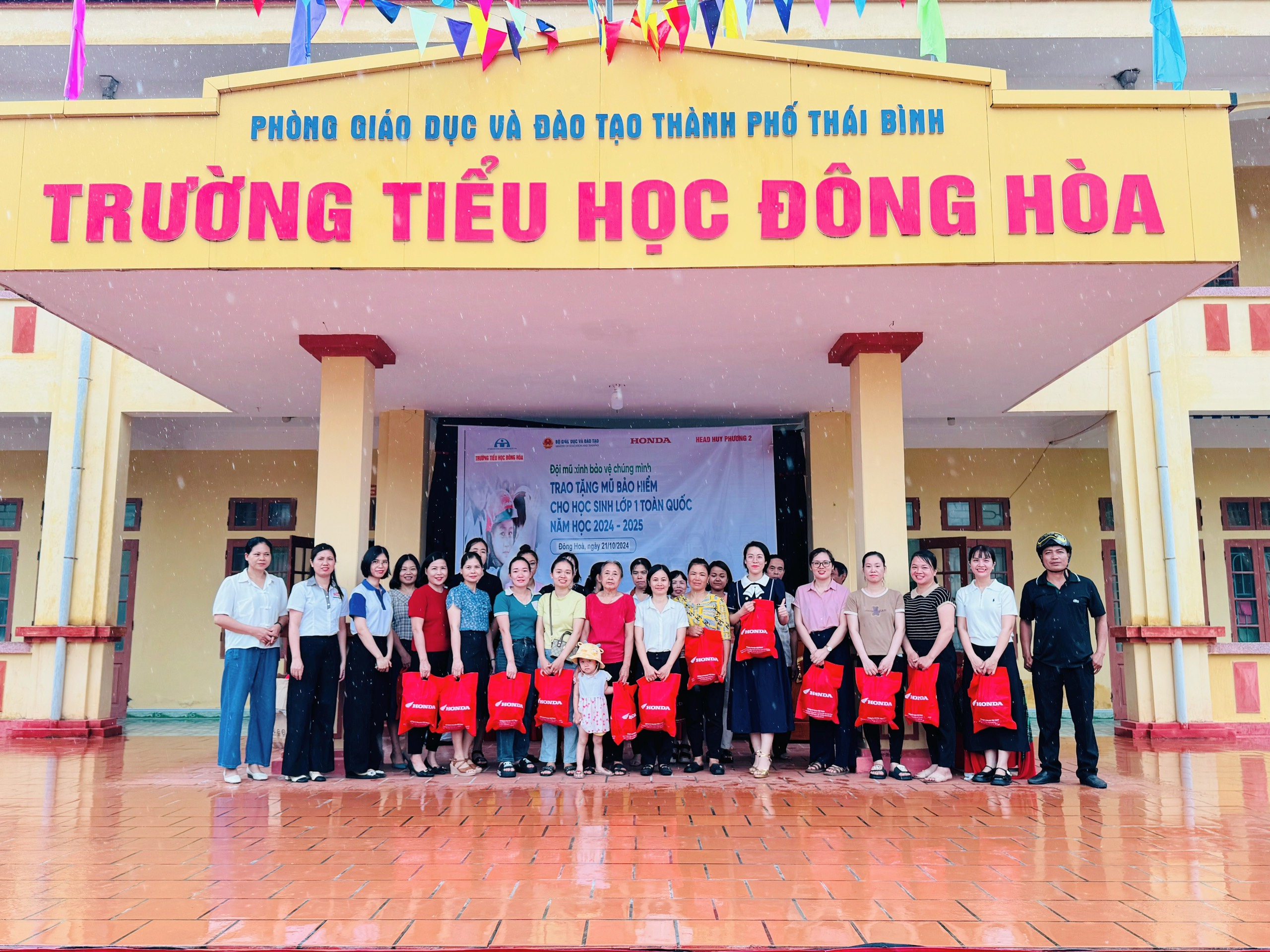 Buổi trao tặng mũ nhận được sự hưởng ứng tích cực về phía nhà trường, phụ huynh và các em học sinh